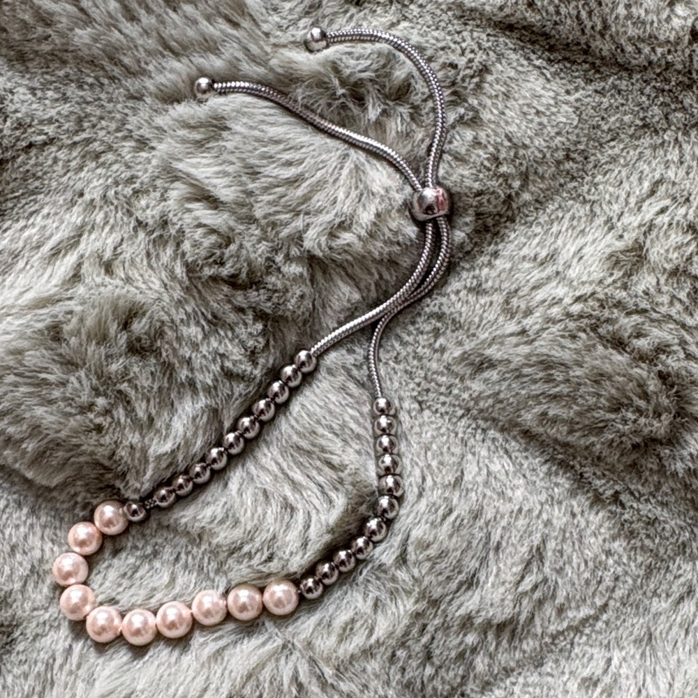 Elegant Silver and Pink Pearl Bracelet - Picture 3 of 3